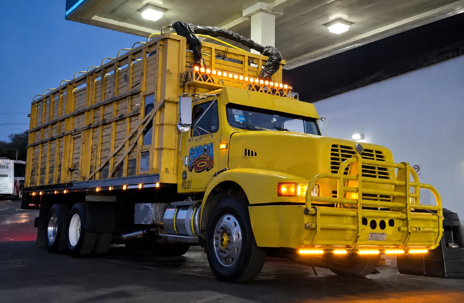 Tortón amarillo de Transportes García Jiménez